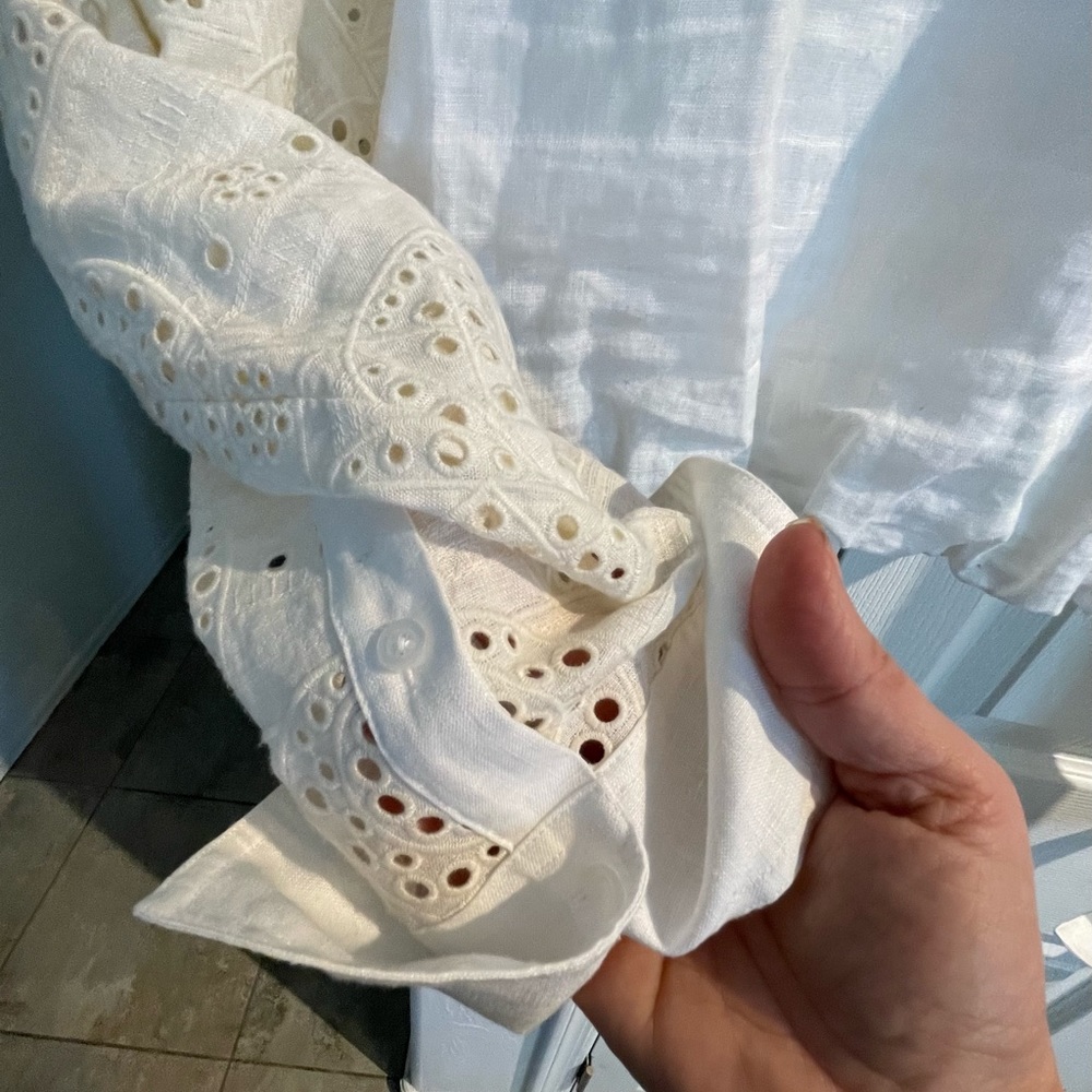 A.L.C. Sexy Ivory linen Mason front twist top w/eyelet sleeves. Size runs small! - Picture 11 of 16